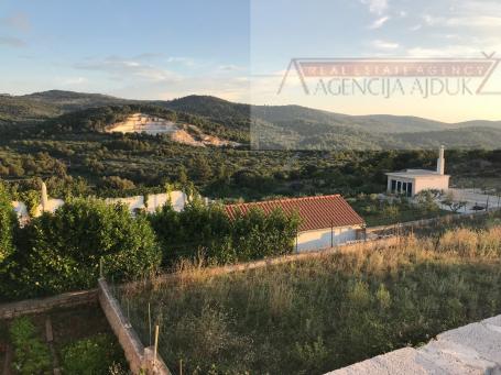 Brač - Donji Humac 6500 m2 građevinsko zemljište