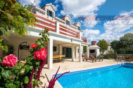 Imotski - vila sa bazenom 190 m2 - top ponuda