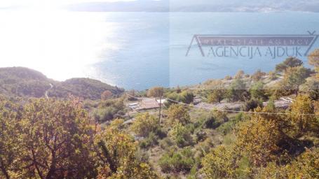 Omiš Stanići 3800 m2 građevinsko zemljište top loakcija