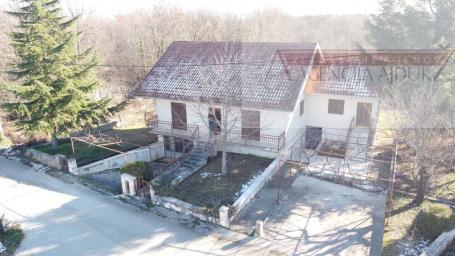Imotski Drum odlična obiteljska kuća 290 m2 + okućnica - novo u ponudi