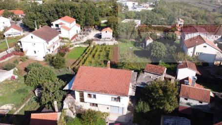Imotski samostojeća kuća 3 etaže 372 m2 + velika okućnica