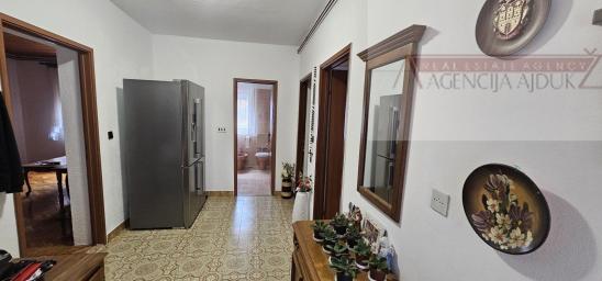 Imotski kuća u centru grada 380 m2