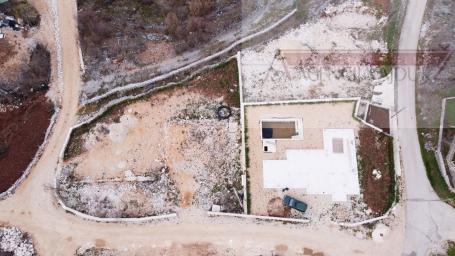 Zagvozd građevinsko zemljište 770 m2 + građevinska dozvola + radovi