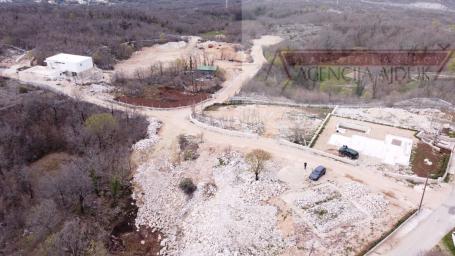 Zagvozd građevinsko zemljište 838 m2 odlična lokacija