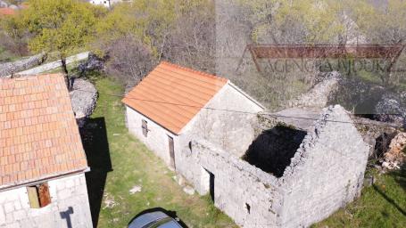 Imotski - Mrnjavci kamena kuća 68 m2 + okućnica