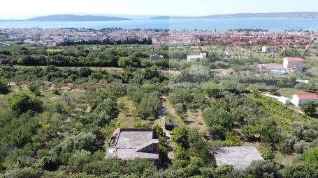 Kaštel Lukšić kuća 219 m2 + parcela 2993 m2 intimna lokacija - top 