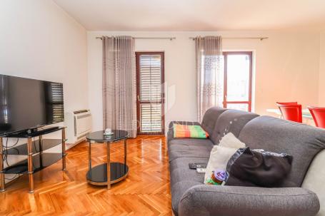 Pula, Haus mit zwei Wohnungen und Garage in ruhiger Straße!