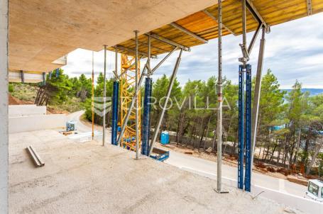 Omiš, trosoban stan u novogradnji na mirnoj lokaciji okruženoj zelenilom, 83,53 m²