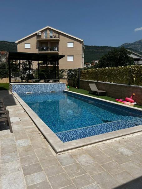 Izdavanje, Kuća, 200m2 , MRČEVAC