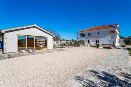 Šibenik, Dubrava kod Tisna, vila s bazenom i velikom okućnicom