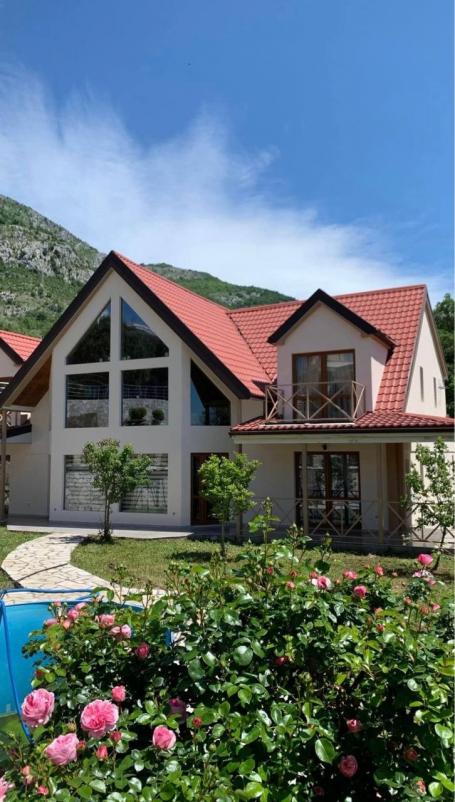 Dvospratna Vila od Cedra na Prodaju u Ratcu, Opština Bar