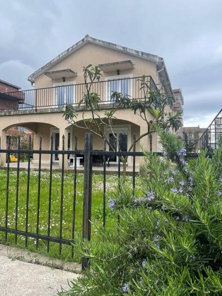 Haus mit 3 Schlafzimmern zum Verkauf in Lastva Grbalska (5 km von Budva)
