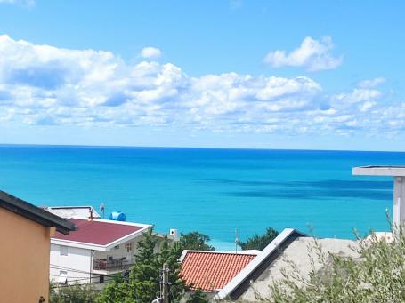 Dvospratnaatna kuća u Sutomoru na Prodaju sa spektakularnim pogledom na more i planine