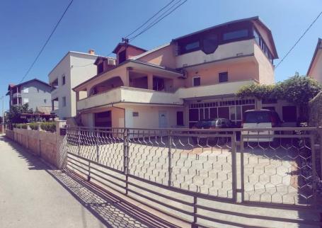 Kuća sa apartmanima u Donjem Stoju, Ulcinj, sa 8 apartmana na Prodaju