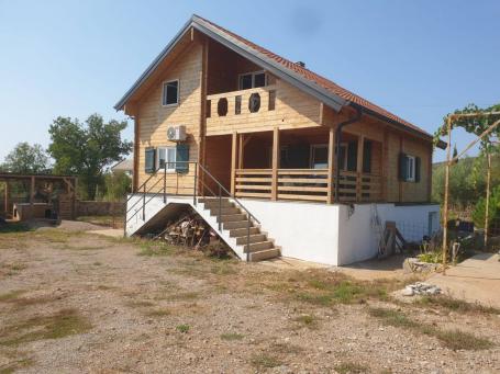 Drei-Häuser-Komplex zum Verkauf mit großem angelegtem Grundstück und Pool, Zagora, Budva