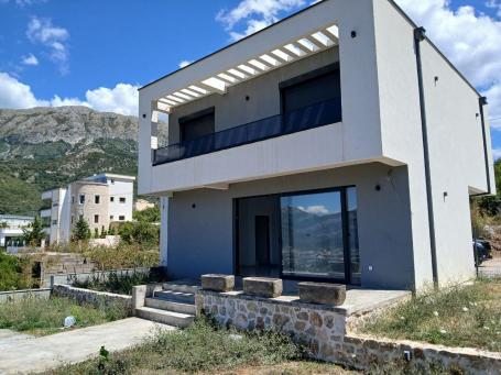 Prodaje se nova moderna porodična kuća sa bazenom i pogledom na more u Dobrima Vodima, Bar