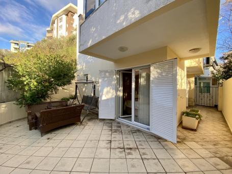Stan sa jednom spavaćom sobom i privatnim dvorištem na prodaju, Bečići (Budva)