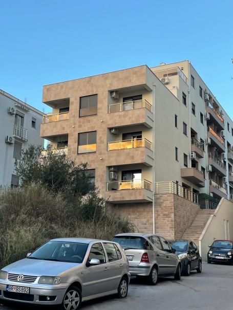 Zweizimmerwohnung zum Verkauf in einem Neubau, Budva