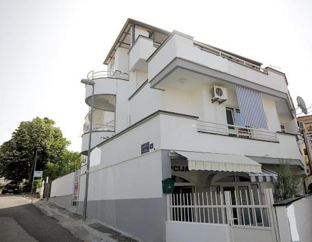 Prodaje se Mini-hotel sa 15 apartmana u Šušnju, Bar - na samo 200 m od mora