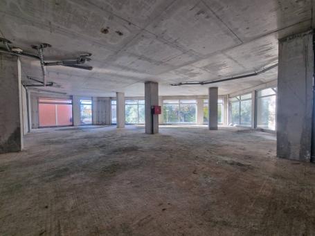 Izdavanje poslovnog prostora 406 m² sa parkingom i garažnim mestima – druga linija mora, Petrovac