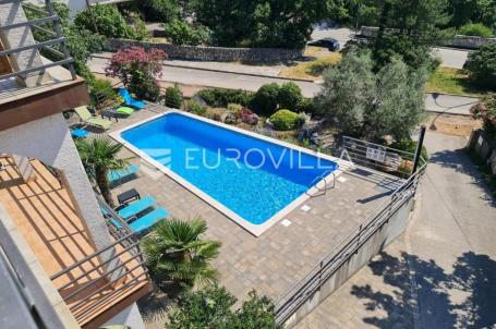 Crikvenica, kuća s 8 apartmana i bazenom, 500 m od mora, izvrsna investicija