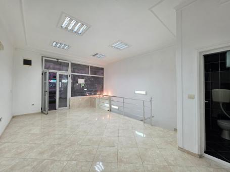 Moderno uređen poslovni prostor 82 m² na prometnoj lokaciji sa parkingom – Stari Aerodrom, Podgorica