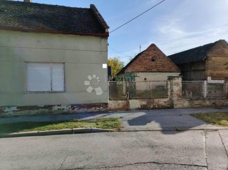 Izvrsna prilika! Kuća s dvorištem i pomoćnim objektima u Kneževim Vinogradima