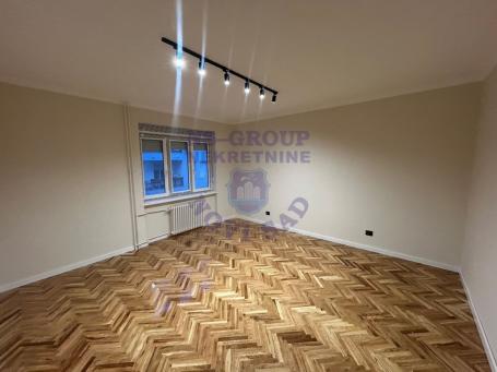 U ponudi je kompletno renoviran stan površine 59 m²