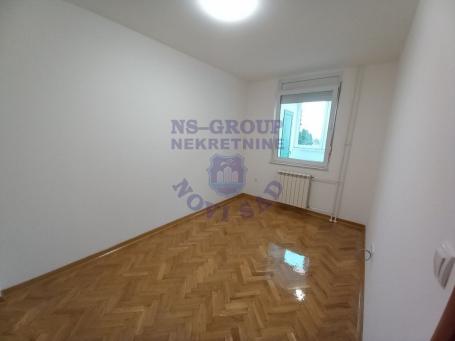Fenomenalan uknjižen dvosoban stan. Kompletno je renoviran i odmah je useljiv