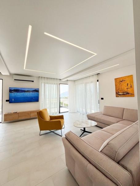 Kuća 330 m² na Izdavanje – Centar, Tivat