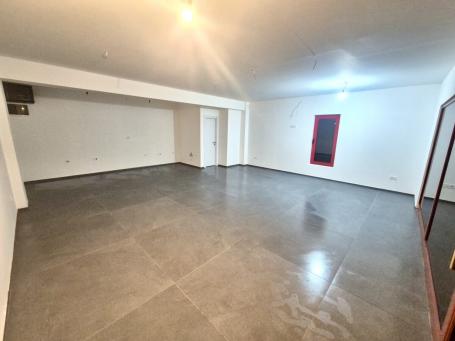 Poslovni prostor, 54m2, Momisici, IZDAVANJE
