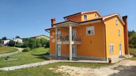 LABIN, Prekrasna kuća u okolici Labina s velikom okućnicom
