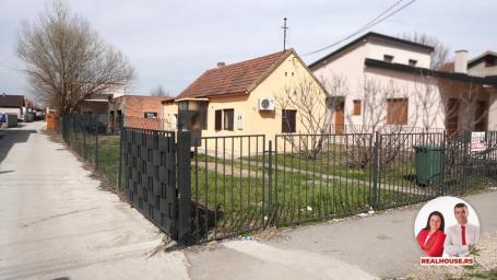Batajnica-kuca sa polozajem i za poslevne delatnosti