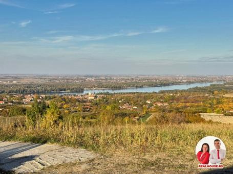 Plac sa pogledom na Dunav i Frusku goru