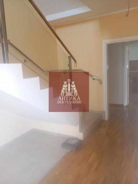 3 stana u kući , kuća na prodaju-uknjiženo 1/1+plac536m2