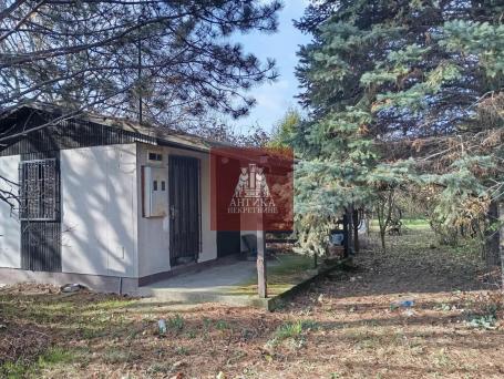 Na prodaju plac površine 15 ari sa objektom i strujom