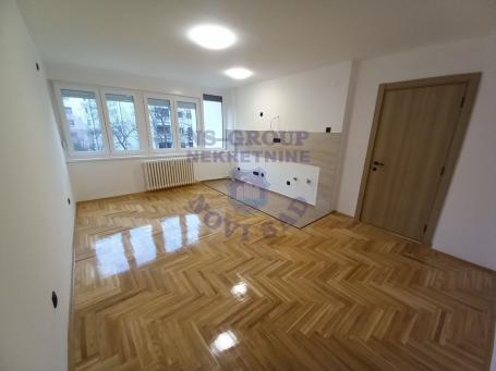 Fenomenalan uknjižen trosoban stan-kompletno je renoviran. 