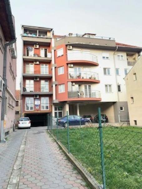 Prodaju se dve stambene jedinice , ukupno 100m2 sa garažom