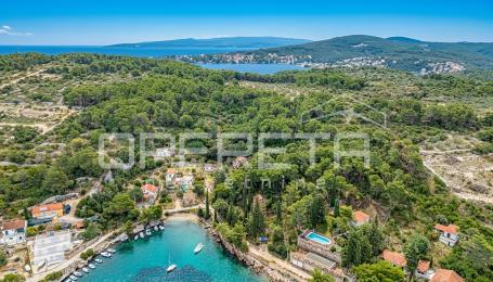 Građevinsko zemljište u 1. redu do mora, Šolta, Rogač