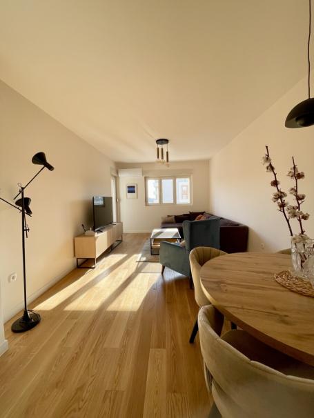 Jednosoban stan, 50m2, Central Point, IZDAVANJE