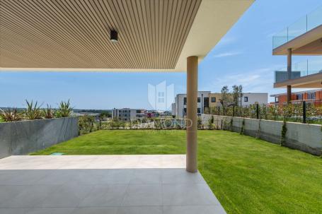 Novigrad, Luxuriously furnished apartment on the ground floor with sea view!