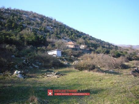 Plac sa dvije stare kuće u mjestu Drušići, Cetinje 