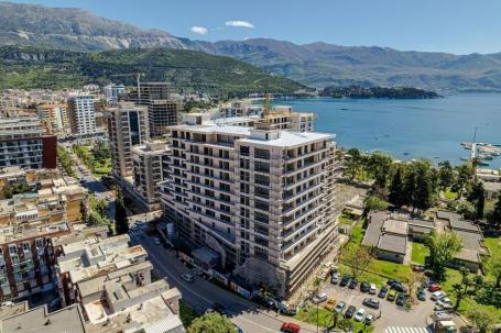 Nov poslovni prostor 103 m² u kompleksu Porto Budva – prva linija mora, prizemlje, mogućnost odložen