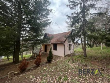 KUĆA U VIKEND NASELJU ČORTANOVCI, U BLIZINI GLAVNOG PUTA
