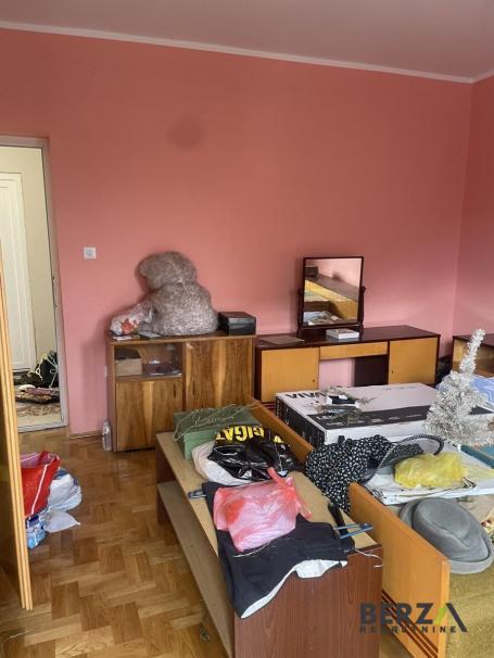 PROSTRANA PORODIČNA KUĆA NA MIRNOJ LOKACIJI- KLISA