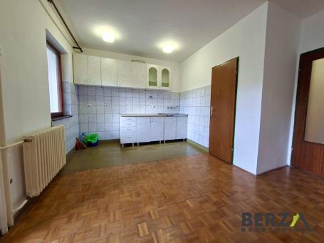 POSLOVNI PROSTOR U ZGRADI KOD SAJMA 