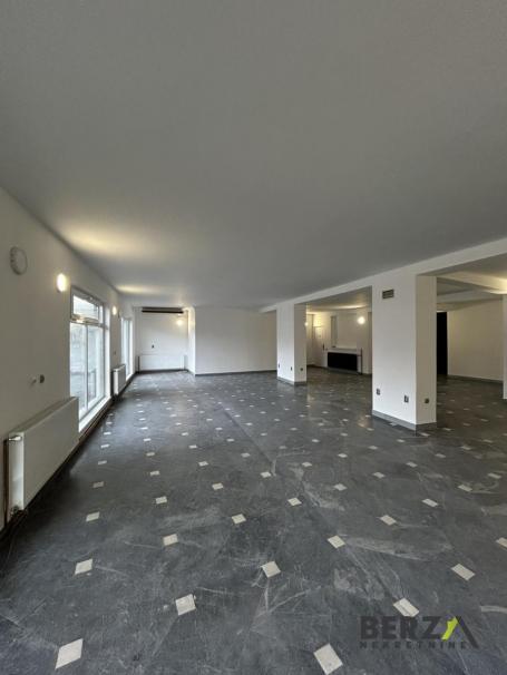 POSLOVNI PROSTOR OD 220 M2 NA PRVOM SPRATU ZGRADE NA ROTKVARIJI