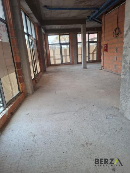 ULIČNI LOKAL OD 220 M2 U SIROVOM STANJU NA ODLIČNOJ LOKACIJI