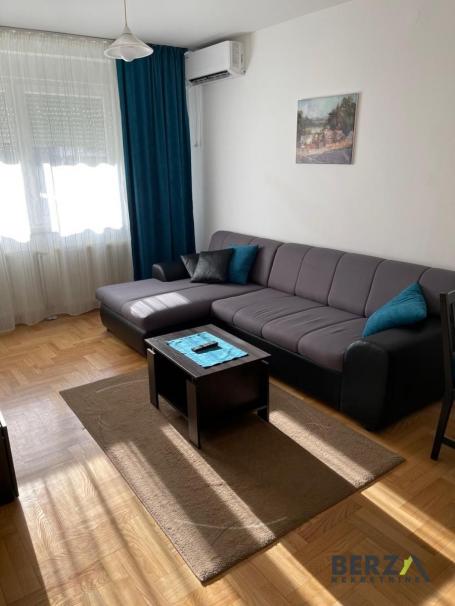  LEPO NAMEŠTEN JEDNOIPOSOBAN STAN U CENTRU
