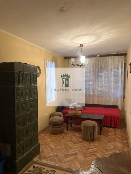 Uknjižena kuća na lepoj lokaciji u Kuli! Donji grad!